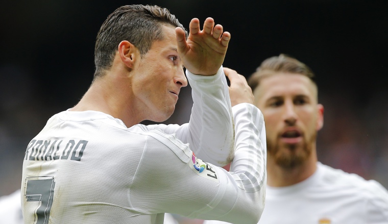 Figura Cristiano Ronaldo recibió ayer el premio como jugador más saludable del Real Madrid antes del encuentro en el que firmó un doblete ante el Valencia, el último de la temporada en el Santiago Bernabéu. /Foto AP