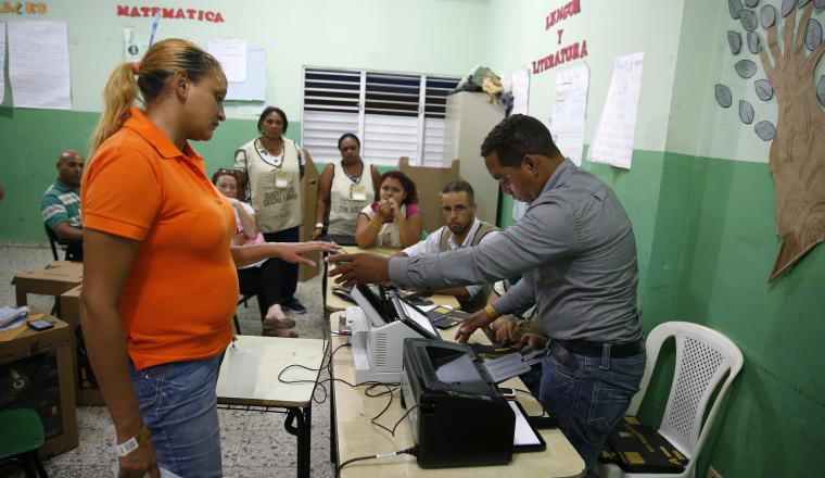 Vocales de una mesa de votación cuentan votos. Vocales de una mesa de votación cuentan votos. /Foto EFE
