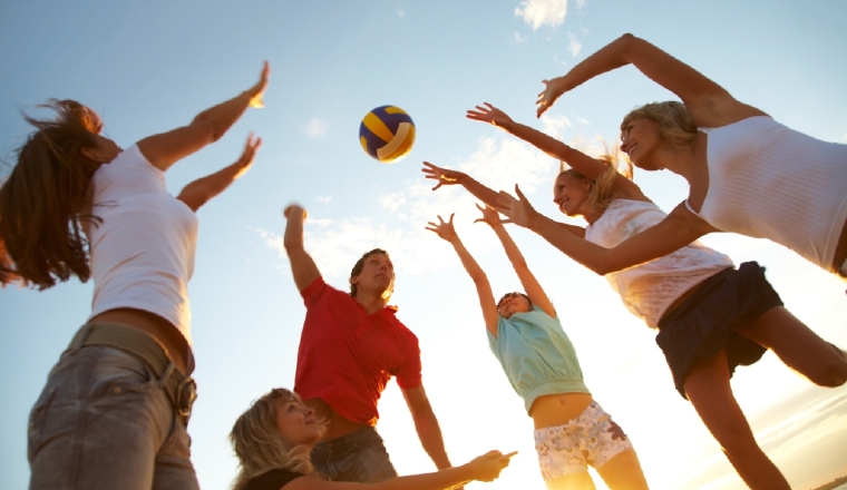 Estar en familia y junto a amigos en la playa es un momento que todos deben vivir. Estar en familia y junto a amigos en la playa es un momento que todos deben vivir.