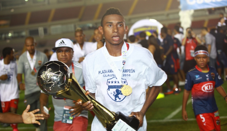 2. Josiel Núñez con el trofeo de Campeón del Clausura 2016 de la LPF. 2. Josiel Núñez con el trofeo de Campeón del Clausura 2016 de la LPF. /Foto Anayansi Gamez