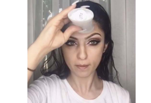 Shabnam H. Khawja, aplicándose el desodorante.