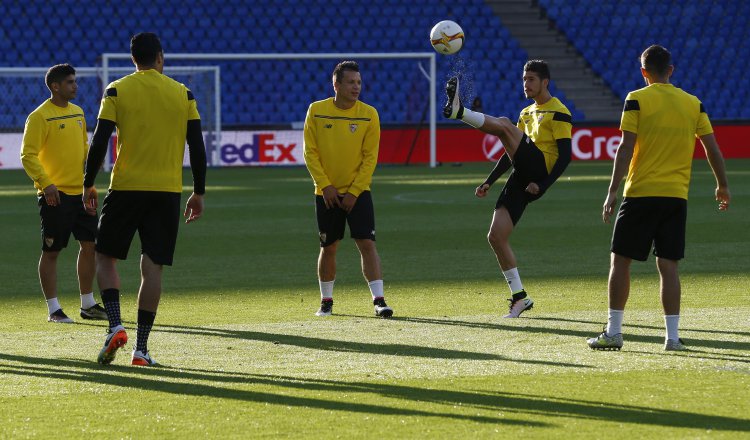 Los jugadores del Sevilla durante el entrenamiento de ayer en el estadio St. Jakob Park de Basilea (Suiza). /Foto EFE