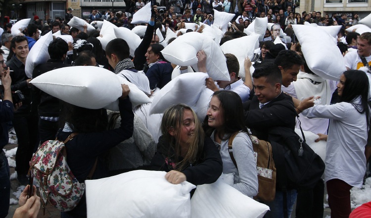 Jóvenes colombianos participan de la guerra de almohadas. /Foto EFE