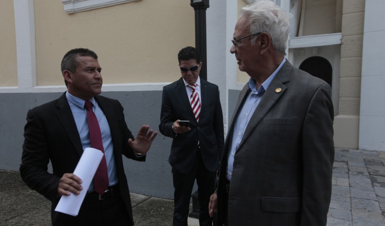 Los abogados del expresidente Ricardo Martinelli se presentaron ayer, lunes, a la Cancillería para solicitar las copias en inglés del expediente sobre la solicitud de extradición contra su defendido. /Foto Víctor Arosemena