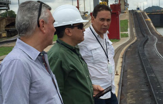 Ingenieros geotécnicos que evalúan y preparan reparación en área de Miraflores. Foto/@AbdielAntonio