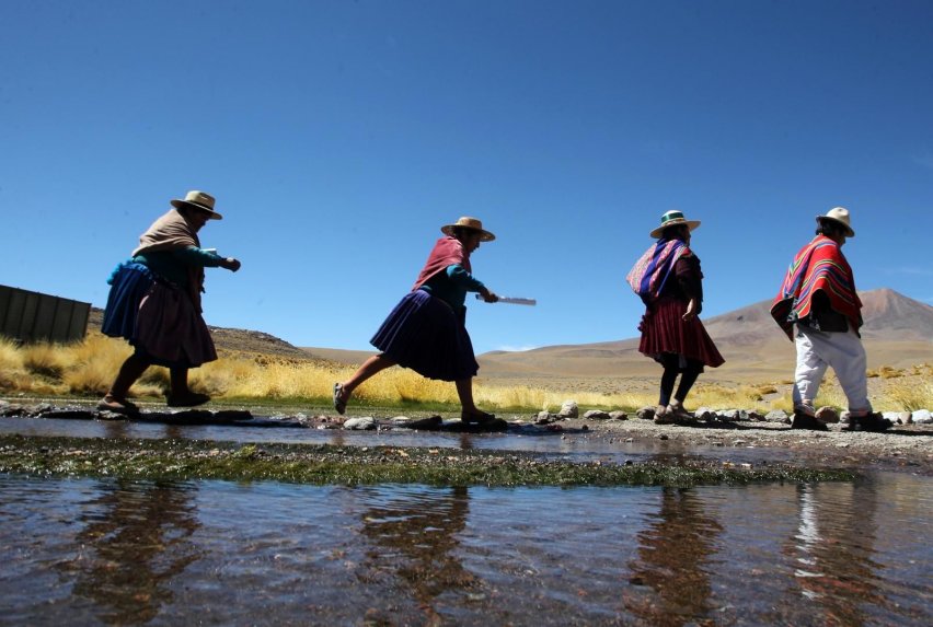 Bolivianos caminan por los manantiales del Silala, Foto/EFE