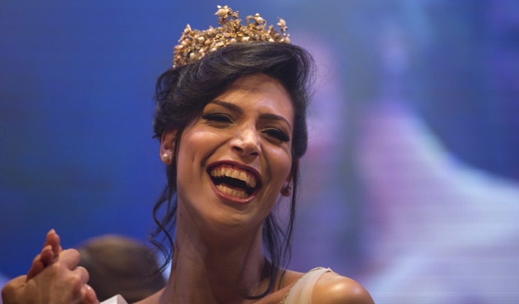 Tailin Abu Hanna fue coronada por la chilena Vanessa López, ganadora del certamen internacional del año pasado en España.