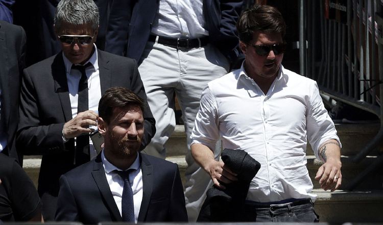 Messi sale junto a su padre del Tribunal. /Foto EFE