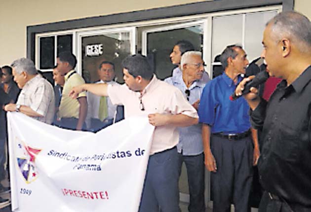 Trabajadores de medios temen a campaña política y comercial