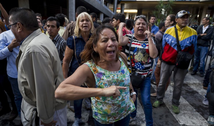 Reprimen a opositores.