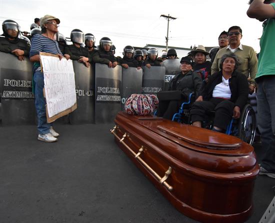 Manifestantes protestan junto al ataúd de Angélica Peñaloza hoy, jueves 9 de junio de 2016, mientras intentan llegar hasta la clínica donde operaron el miércoles de una rodilla al mandatario boliviano. Foto: EFE