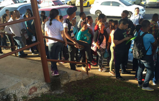 Largas filas de extanjeros en sede de la CSS en Clayton (foto Yesika Valdez)