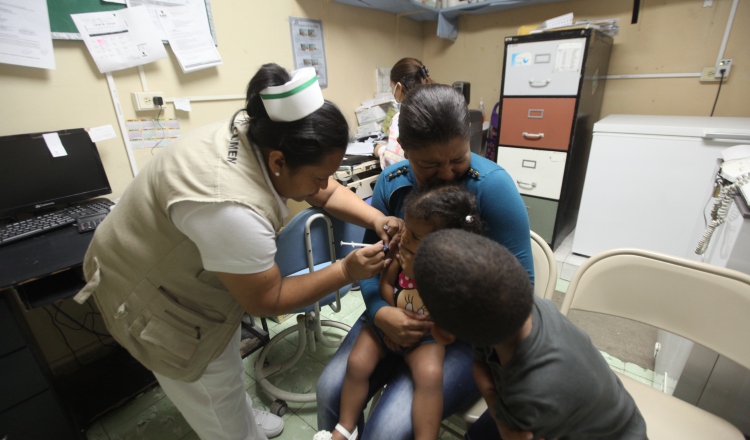 Salud ha informado que las vacunas son prioritarias para niños de hasta 5 años y adultos mayores de 65 años. /Foto Víctor Arosemena.