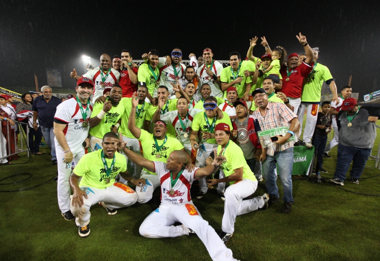 Unidad: A pesar de los problemas que en algún momento hubo dentro de la novena, siempre prevaleció la unidad y entrega, elementos que fueron claves en el campeonato que este año ganó Panamá Metro. /Foto Josue Arosemena