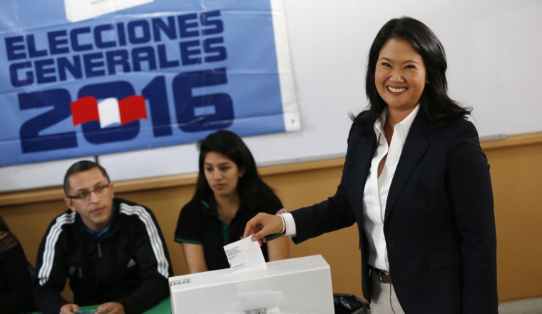 Momento en que Keiko Fujimori deposita su voto en la urna.