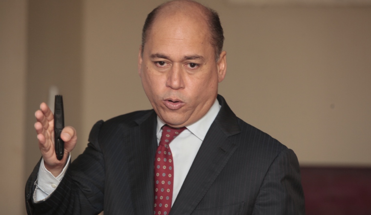 El exministro de Seguridad Pública Adolfo Aguilera hizo uso de su poder político para mantenerse en el Gobierno, pese a las denuncias en su contra por la mala implementación de las políticas de seguridad. Debió dejar el cargo: El exministro de Seguridad Pública Adolfo Aguilera hizo uso de su poder político para mantenerse en el Gobierno, pese a las denuncias en su contra por la mala implementación de las políticas de seguridad.