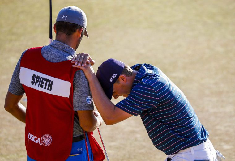 Jordan Spieth: El joven jugador no pudo contener los nervios en la etapa final del pasado Abierto de Estados Unidos. Aquí se apoya en el hombro de su ‘caddie’ Michael Greller, mientras los últimos golfistas terminan de jugar. /Foto AP
