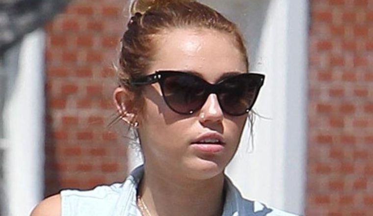 Miley Cyrus es adicta a este tipo de lentes de sol. 