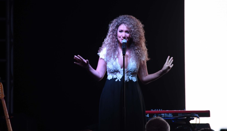 Erika Ender fue la encargada de presentar a Bosé. Erika Ender fue la encargada de presentar a Bosé.