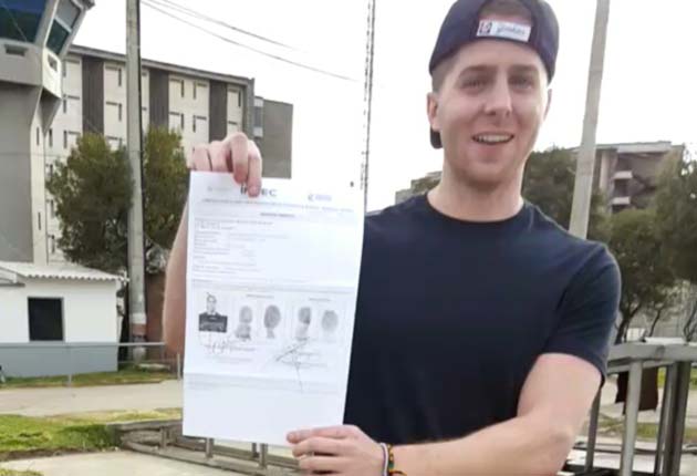 Mayer Mizrachi muestra el documento que le certifica su libertad, a su salida del centro penitenciario La Picota, en Bogotá, Colombia. El hecho aconteció a las 2:00 p.m. del pasado miércoles. /Foto Tomado de Facebook
