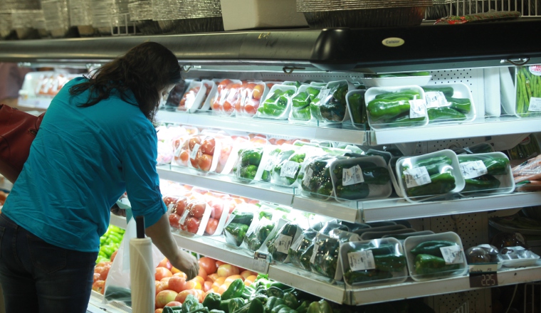 En los primeros meses de su política de Control de Precios, el Gobierno anunció que el costo de la canasta básica alimenticia había bajado. Hoy, ya no hay avisos en tal sentido, a pesar de que la medida se mantiene. Canasta Básica: En los primeros meses de su política de Control de Precios, el Gobierno anunció que el costo de la canasta básica alimenticia había bajado. Hoy, ya no hay avisos en tal sentido, a pesar de que la medida se mantiene.