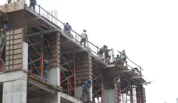 Impuestos: Fue una promesa de campaña del actual Gobierno, el no crear nuevos impuestos, sin embargo, aumentó los fijados a los materiales de la construcción, lo que trajo como consecuencia el incremento en el costo de estos y las viviendas.