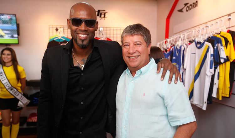 Felipe Baloy (izq.) durante la apertura de su nueva tienda. /Foto Aurelio Herrera Suira