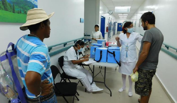 La instalación de salud ya está atendiendo a las personas en vacunación contra el virus del A (H1N1). /Foto Zenaida Vásquez  