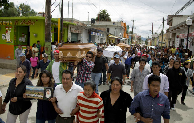 Despiden a las víctimas de los enfrentamientos en Oaxaca. Foto/ AP