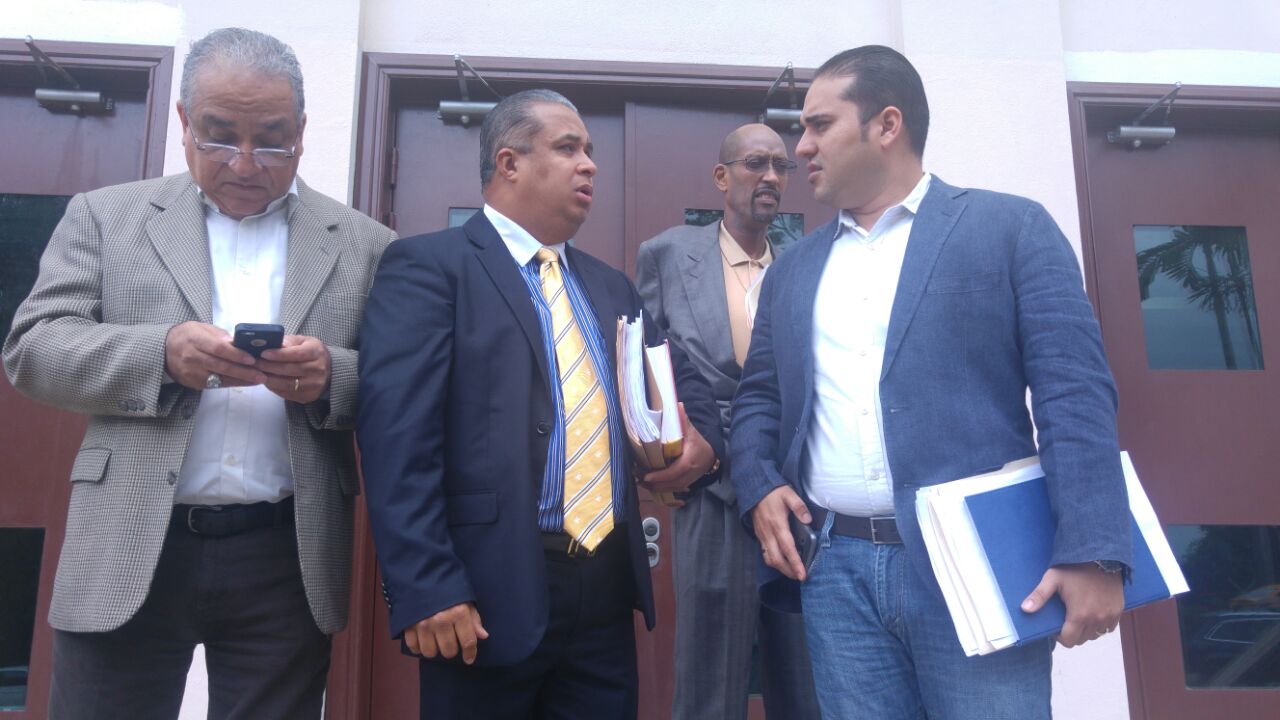 En el centro, el abogado, Roniel Ortiz. Foto/Víctor Arosemena