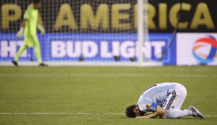 Messi no pudo ocultar el dolor. /Foto AP/EFE