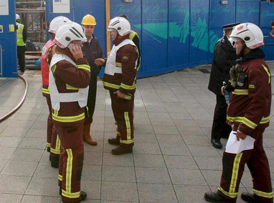 Bomberos trabajan en un suceso en una de las principales atracciones turísticas de Londres, en Londres, Reino Unido. Foto: EFE
