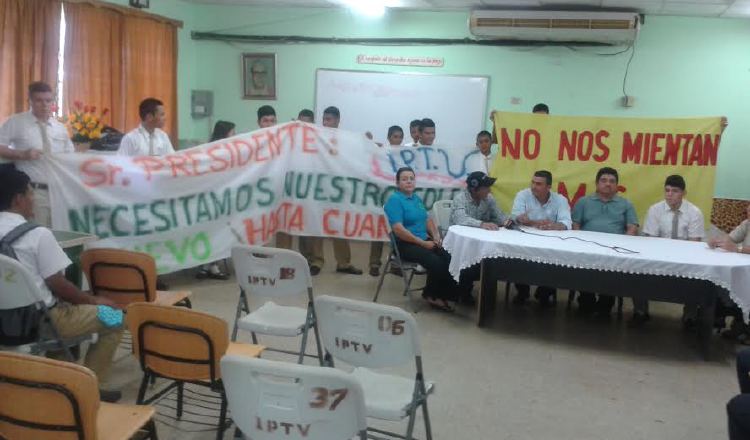 Padres, estudiantes y docentes dicen que si el Meduca no presenta documentos siguen las protestas. /Foto Melquíades Vásquez