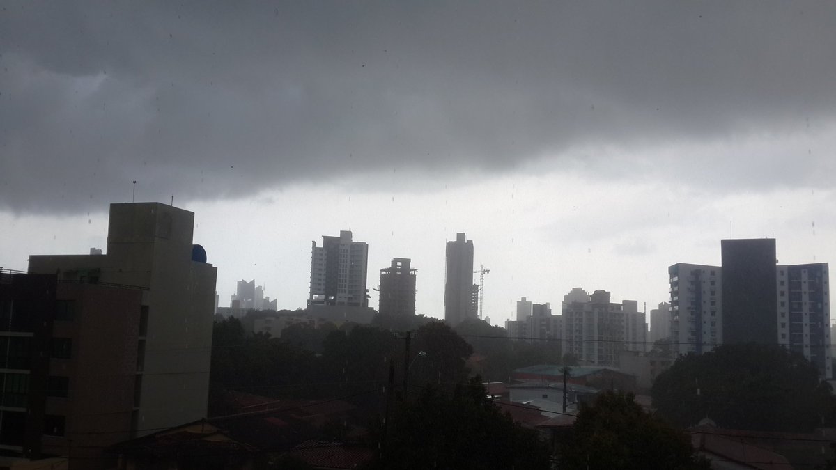 Vista de la ciudad ante mal tiempo.