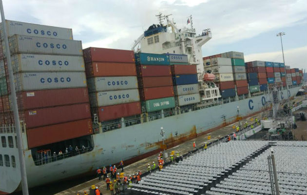 Panamax Cosco Houston realizó pruebas en las esclusas de Cocolí.