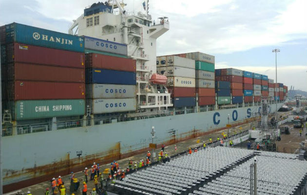 Panamax Cosco Houston realizó pruebas en las esclusas de Cocolí.