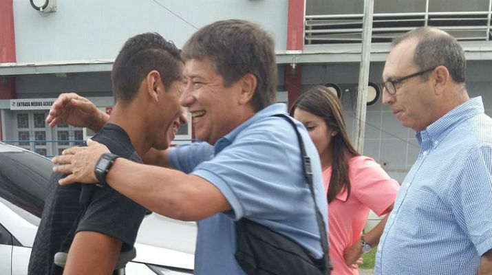 Pimentel es recibido por el tecnico Hernán 'El Bolillo' Gómez. Foto: @fepafut