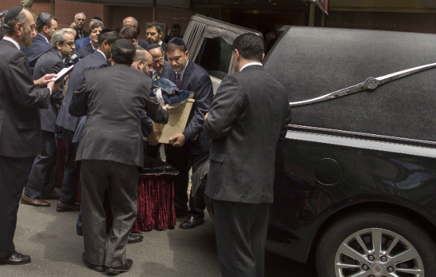 Reciben el cuerpo del nobel de la paz Elie Wiesel. FOTO/AP