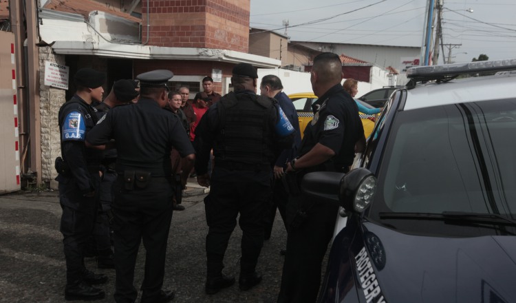 Aproximadamente, 15 unidades de la Policía Nacional amanecieron en los predios de la empresa Importadora Ricamar. /Foto Víctor Arosemena