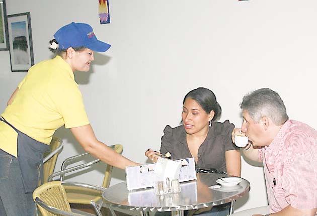 En un restaurante sencillo, un plato de comida podría estar costando entre $4.00 y $15.00, dependiendo de la especialidad. Según el expresidente de la Asociación de Restaurantes Rino Tamburrelli,  los costos de operación han aumentado, pero las ventas no.