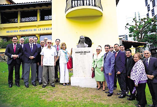 Académicos e intelectuales junto al busto de Andrés Bello.