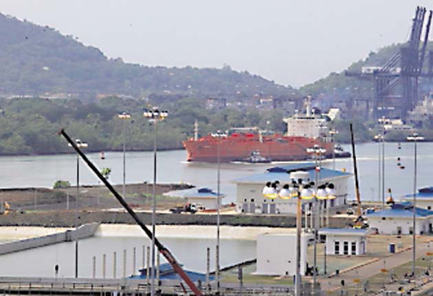 Buques portacontenedores rompen récord de peajes en el Canal