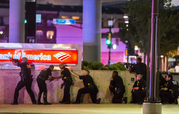 Agentes de la policía enfrentados con Micah Xavier Johnson. FOTO/AP
