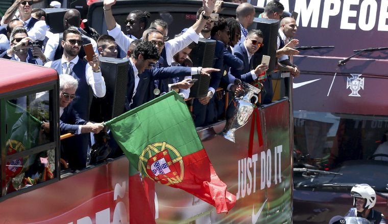Los aficionados se tomaron las calles de Lisboa ayer. /Foto EFE