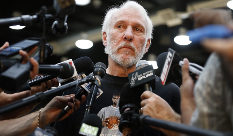 Gregg Popovich es el entrenador de los Spurs. /Foto AP