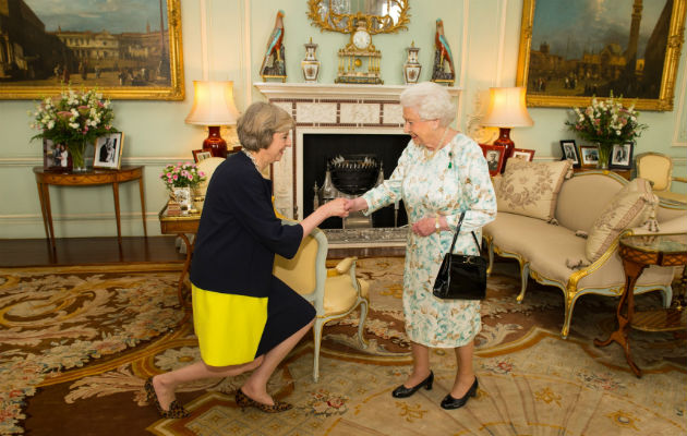 Theresa May junto a la reina Isabel II. Foto/ AP