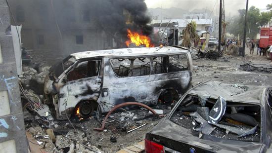 Vista de los destrozos ocasionados tras la explosión de una bomba ante el palacio presidencial de Aden, Yemen. Foto: EFE