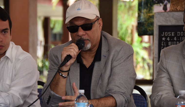 Omar está muy contento con el apoyo a su programa. Omar está muy contento con el apoyo a su programa.