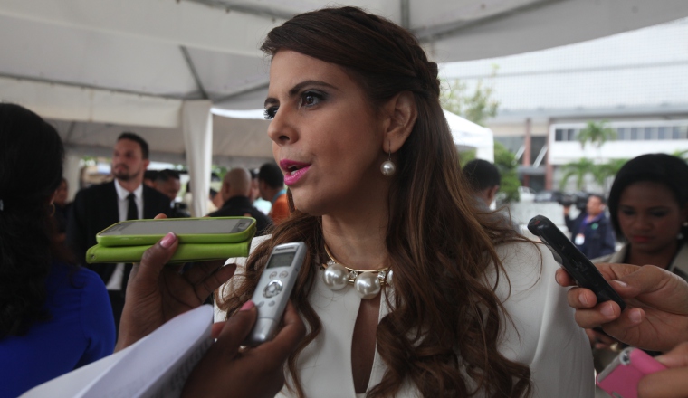 La diputada de Cambio Democrático (CD) Mariela Vega votó acorde a la decisión de su bancada, que decidió apoyar a Fernando Carrillo, sin embargo, no avala la revocatoria de mandato a sus copartidarios. La diputada de Cambio Democrático (CD) Mariela Vega votó acorde a la decisión de su bancada, que decidió apoyar a Fernando Carrillo, sin embargo, no avala la revocatoria de mandato a sus copartidarios.