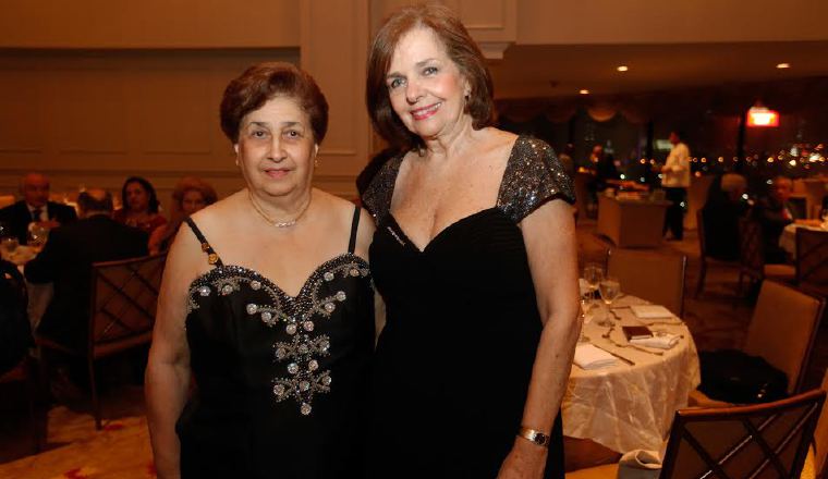 4. Marcela González y Evelyn de García Borge.